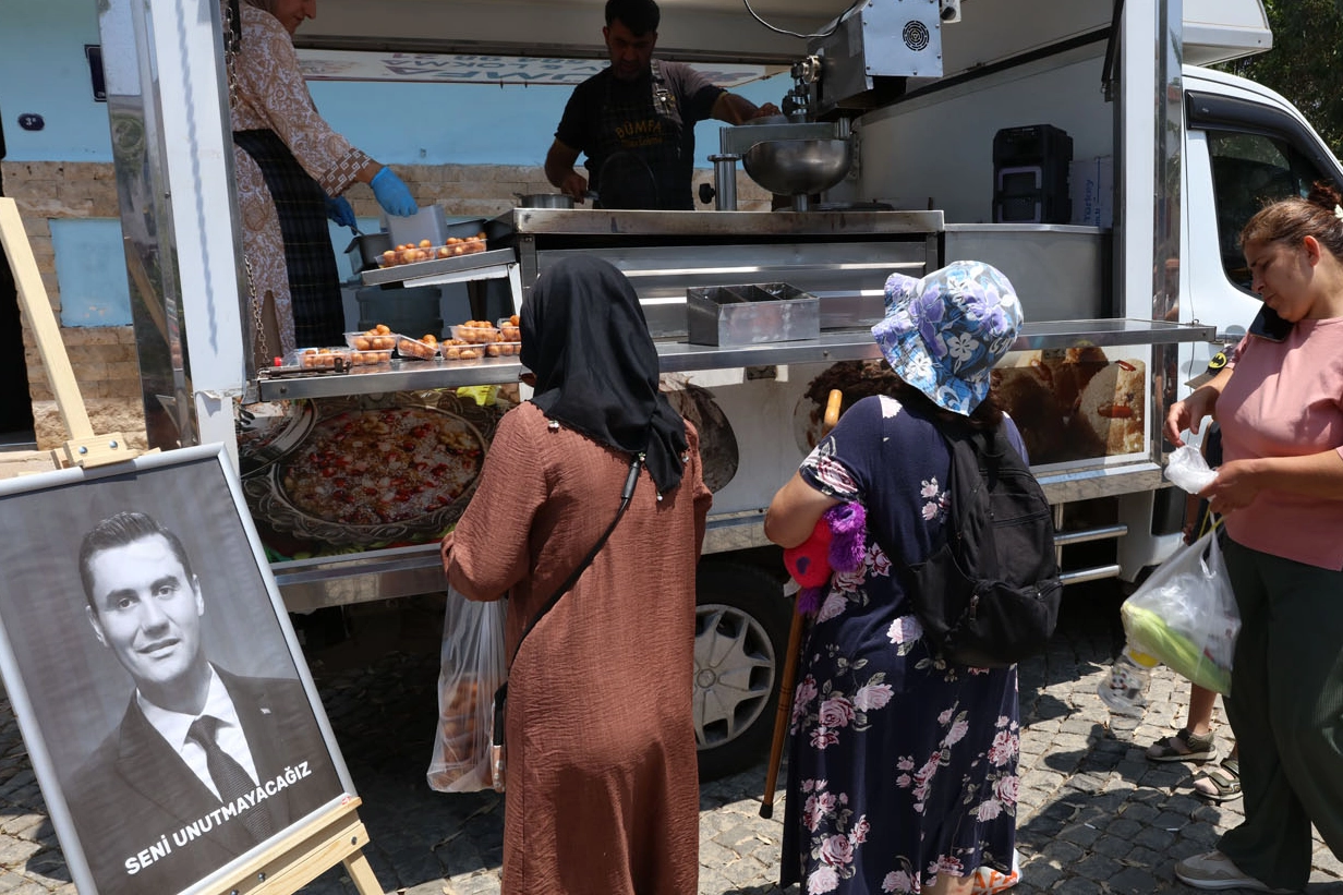 İzmir Güzelbahçe’de Ferdi Zeyrek adına lokma döküldü