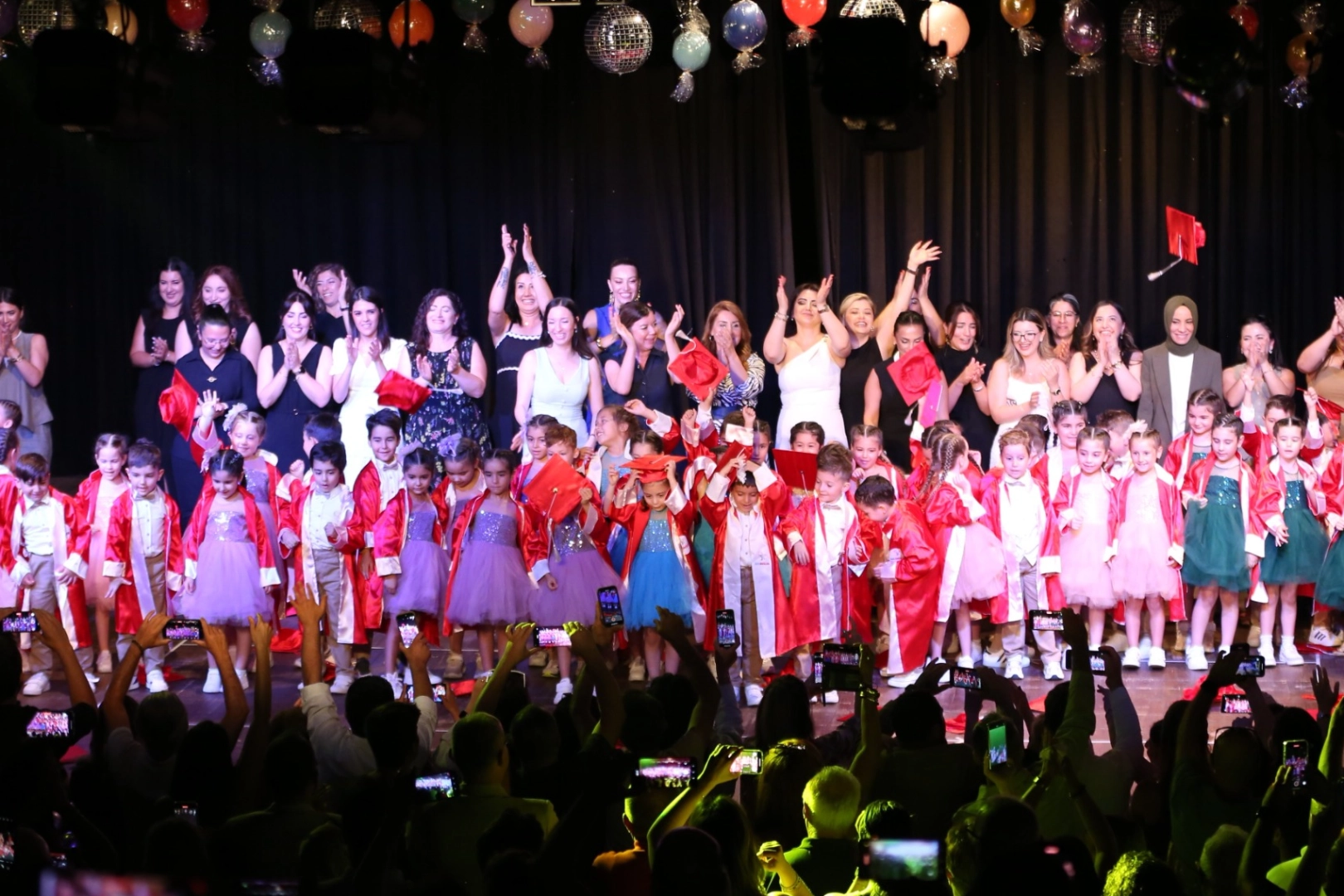 İzmir’in Nar Çiçekleri’nde mezuniyet sevinci