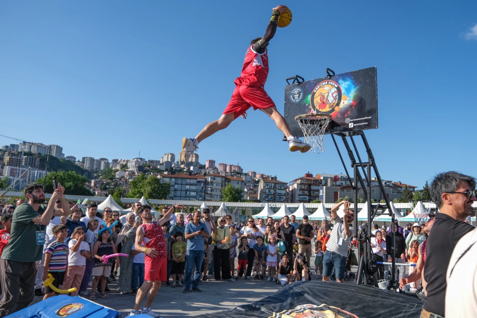 Kocaeli’de çocukların neşesi Milli İrade Meydanı’nı sardı