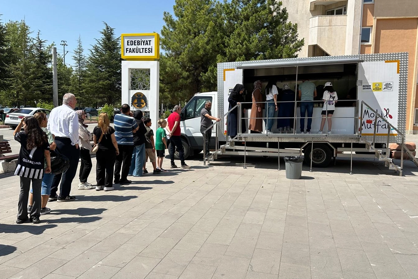 Konya Büyükşehir’den YKS’ye giren öğrencilerin ailelerine ikram