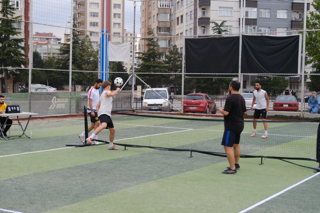 Konya’da ayak tenisi heyecanı