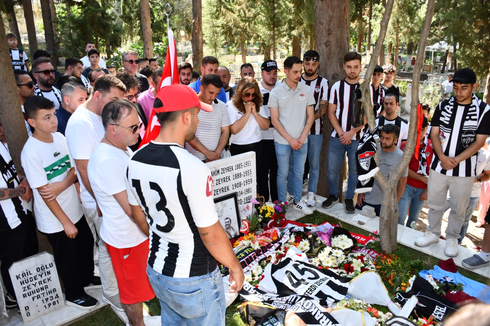 Manisa’da Ferdi Zeyrek’in kabri ziyaretçi akınına uğradı