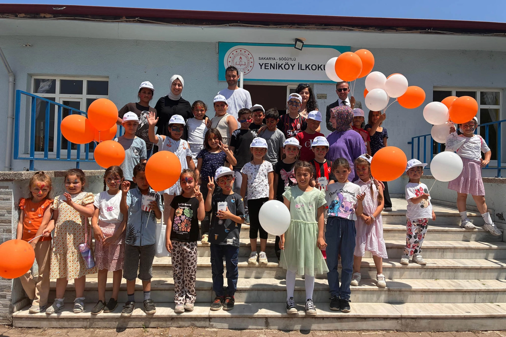 Sakarya’nın tebessüm ekibi ilçelerede miniklere neşe saçtı