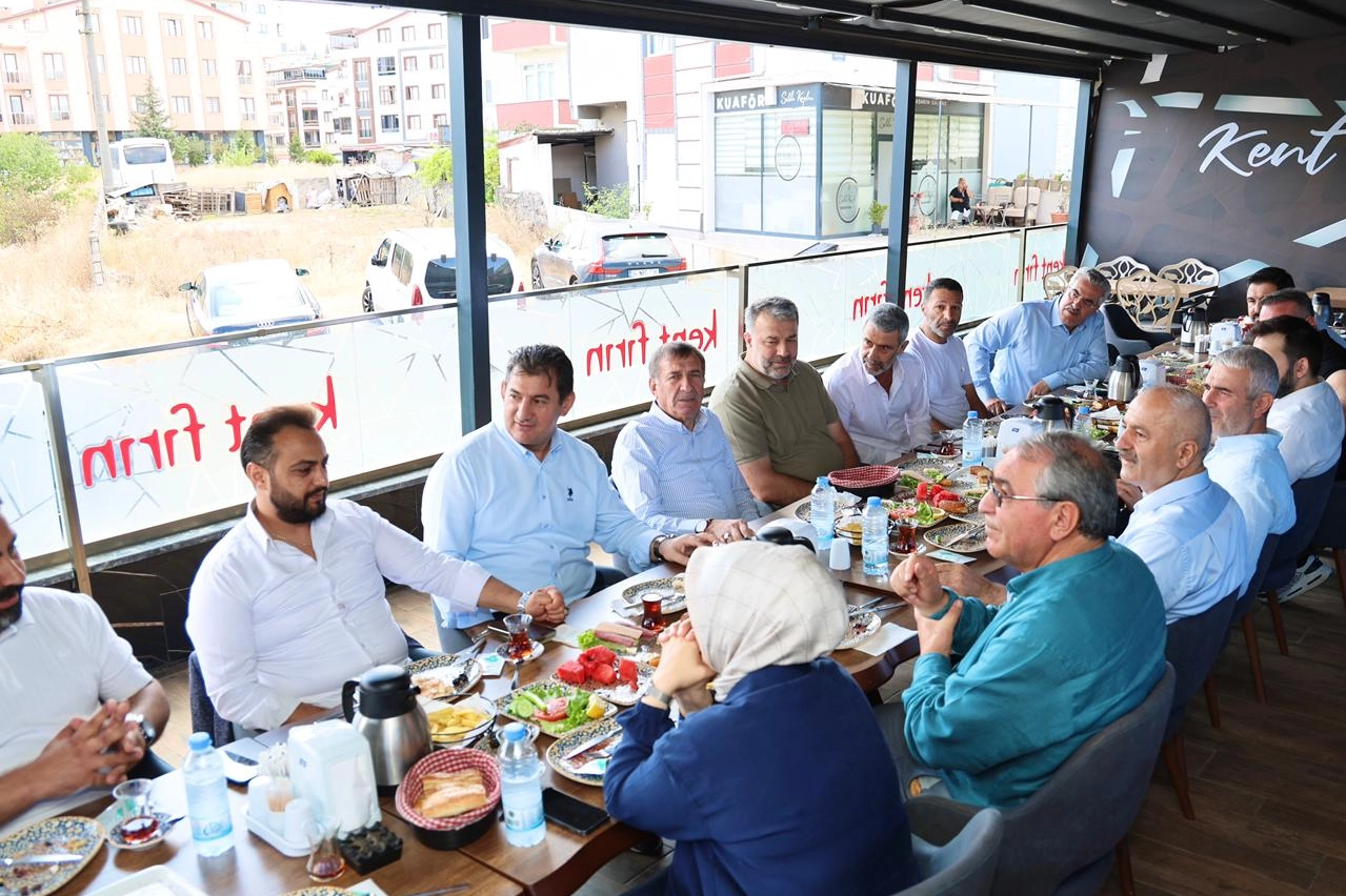 Başkan Büyükgöz Barış Mahallesi esnafıyla kahvaltıda buluştu