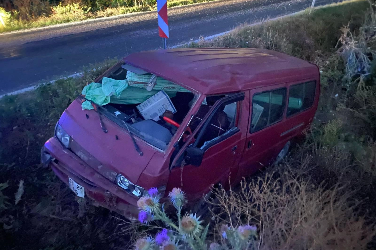 Bilecik Pazaryeri’nde minibüs dereye uçtu: 1 yaralı