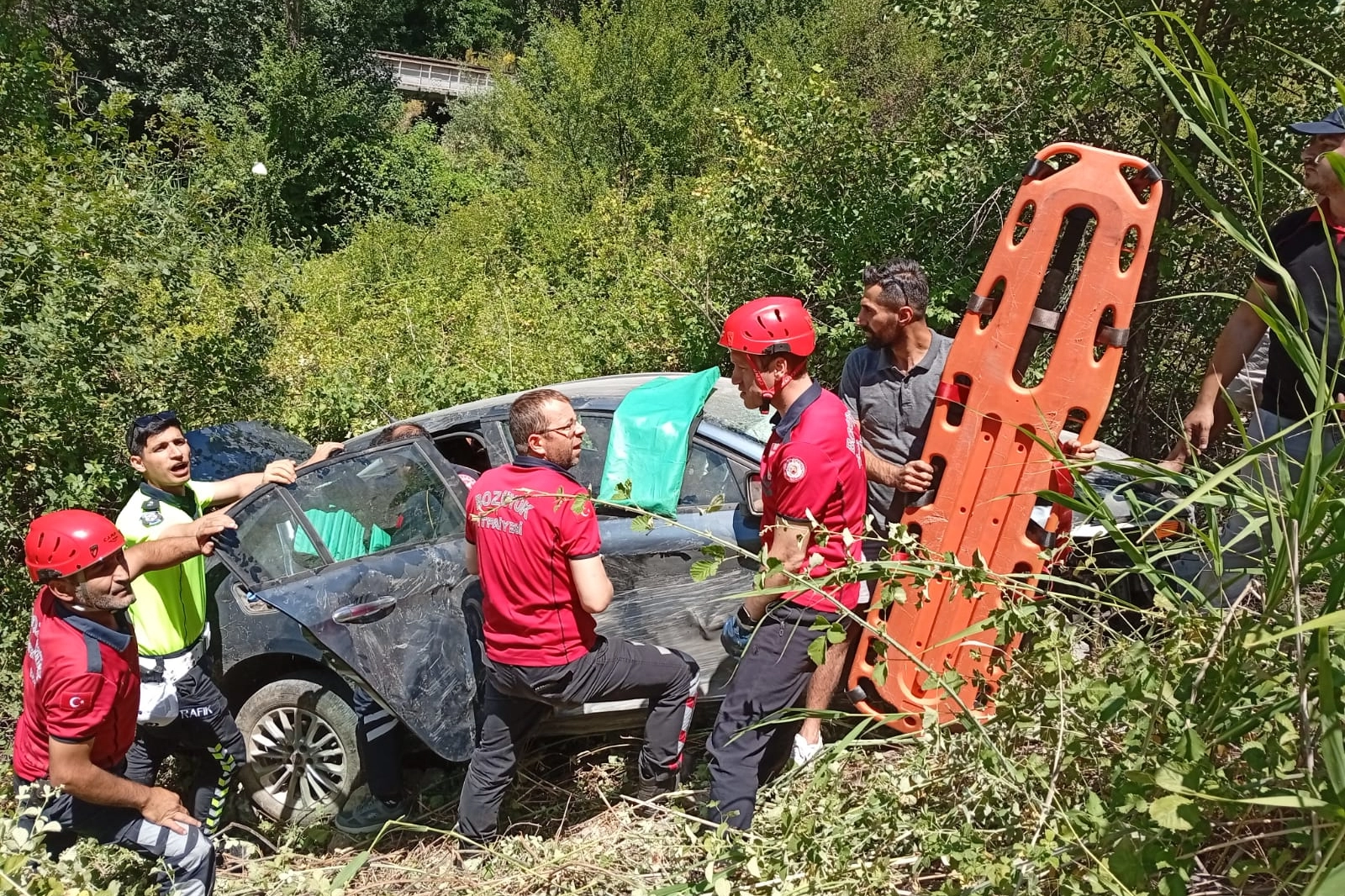 Bilecik’te şarampole devrilen araçta 3 kişi yaralandı