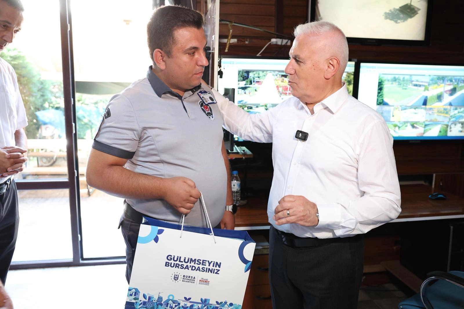 Bursa’da kahraman güvenlik görevlisine Başkan Bozbey’den tebrik