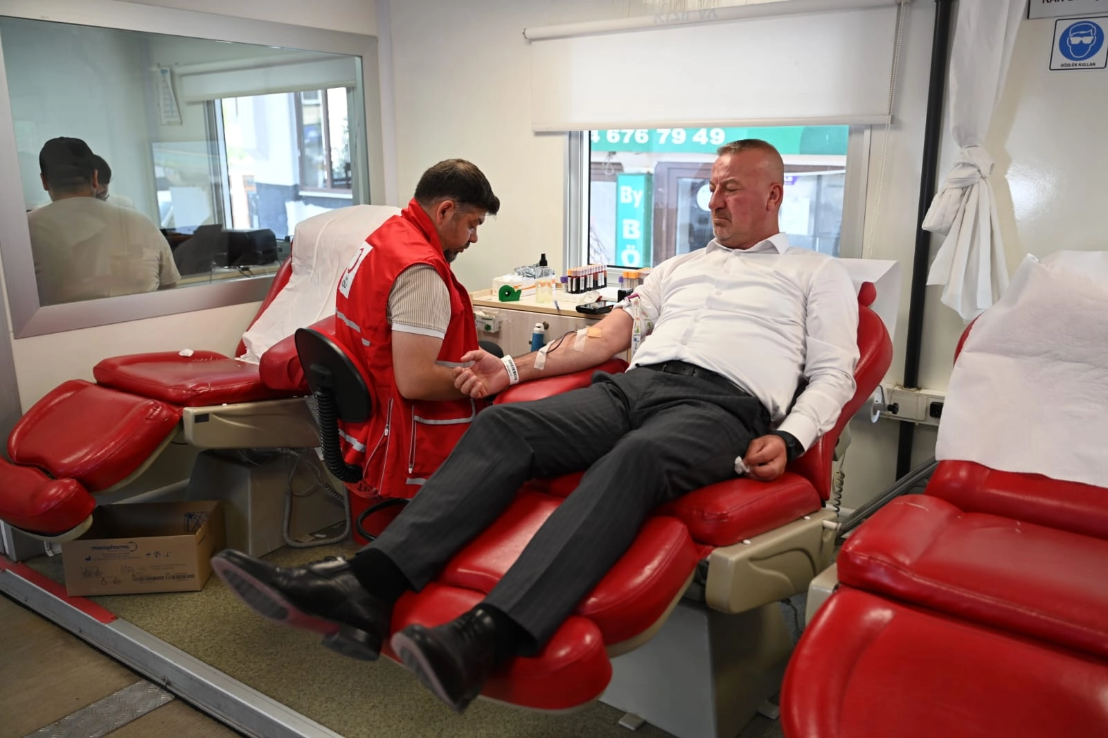 Bursa Karacabey’de Başkan Karabatı’dan kan bağışına destek