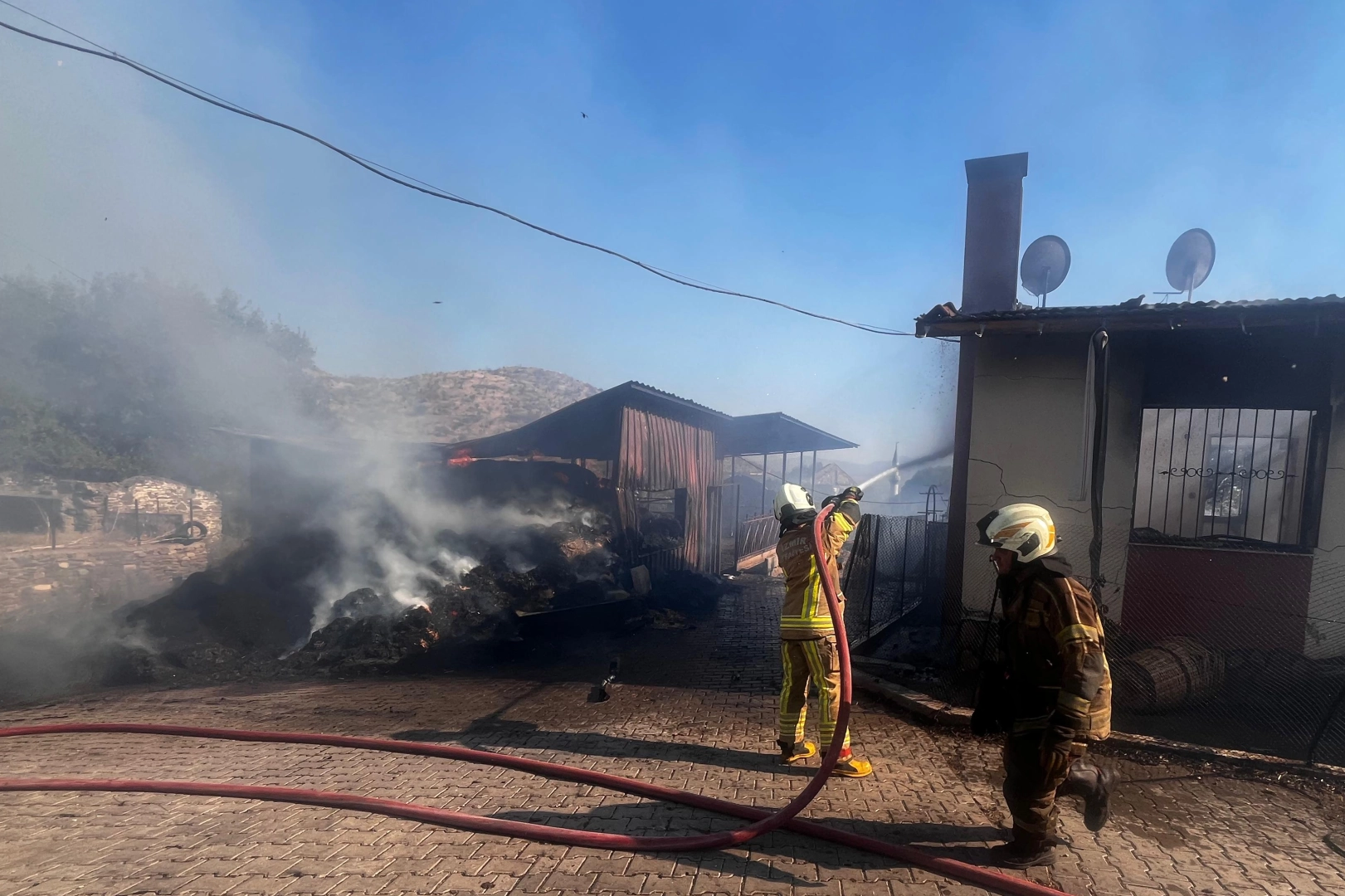 İzmir Bayındır’da ot yangını yerleşimi tehdit etti… 100 kişi tahliye edildi