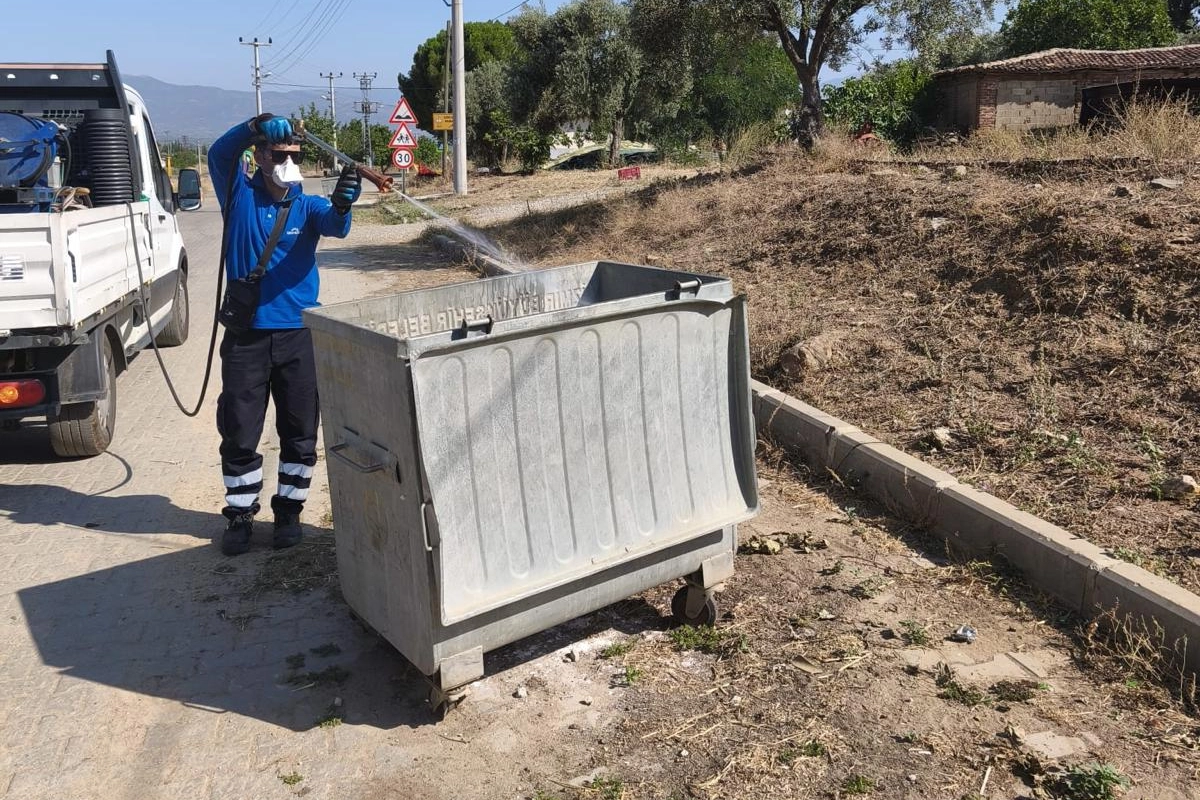 İzmir Büyükşehir’in ilaçlama ekibi 30 ilçede iş başında