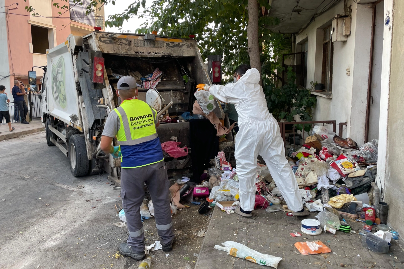 İzmir’de çöp ev temizlendi, yedi yıllık kabus son buldu