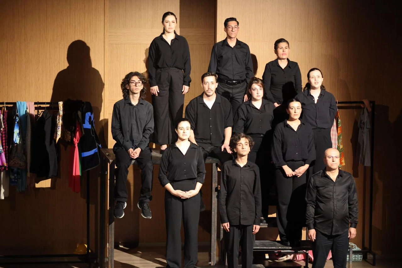 İzmir’de Kent Tiyatrosu kursiyerlerinden alkışlık performans