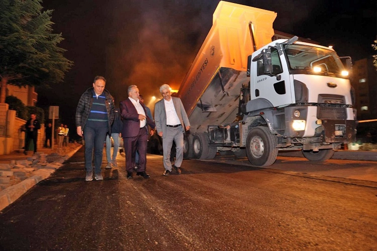 Kayseri Talas’ta gece asfalt mesaisi… Başkan Yalçın’dan gece teftişi