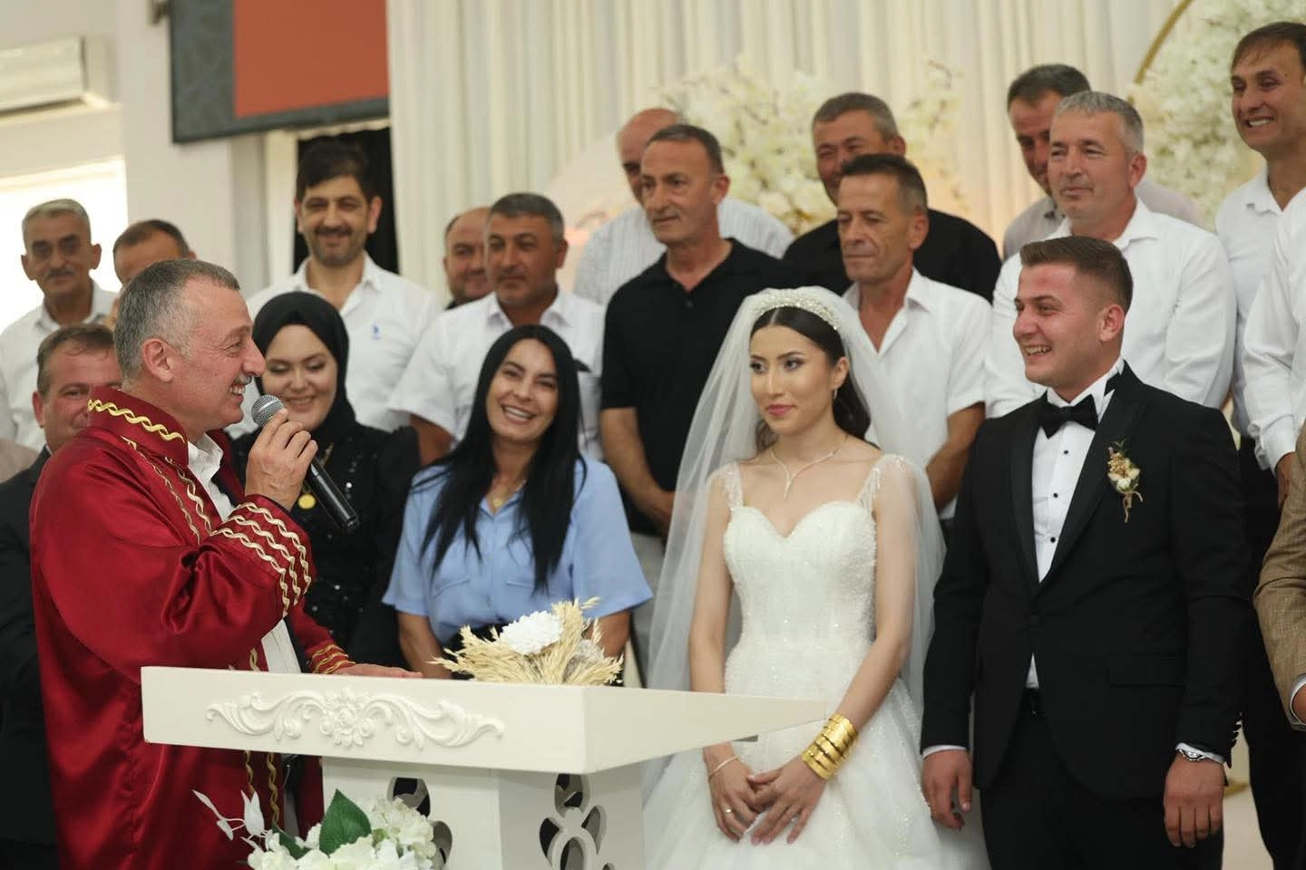 Kocaeli’de düğüne gitti, vatandaşla sohbet etti