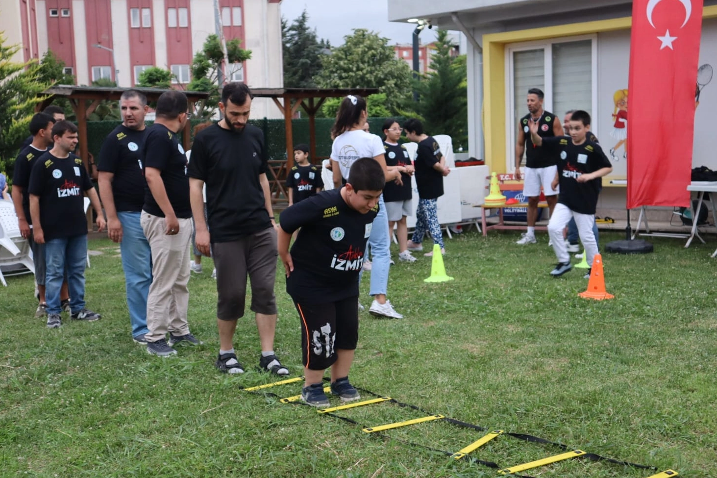 Kocaeli İzmit’te otizmli bireyler sahada kalplere dokundu