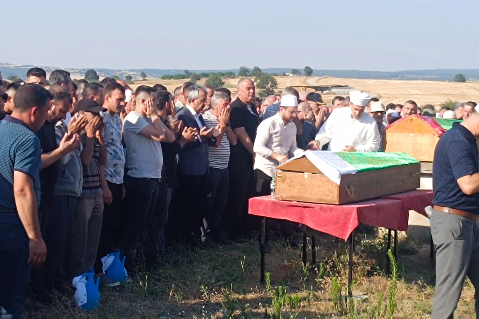 Ölüme birlikte gittiler… Oskan çifti gözyaşlarıyla uğurlandı