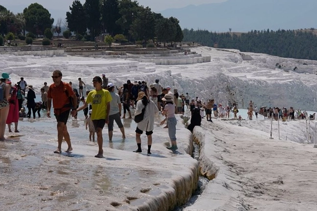 Pamukkale’nin beyaz cennetinde satranç molası
