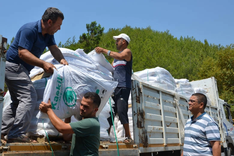 Antalya Büyükşehir’den Alanyalı çiftçilere 10 ton kaolin kili desteği​​​​​​​