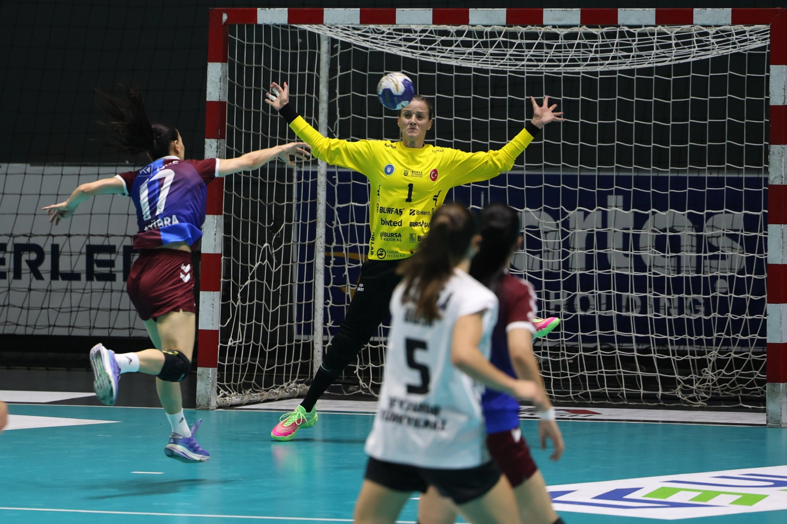 Bursa Büyükşehir’in kadın hentbolcuları finalde