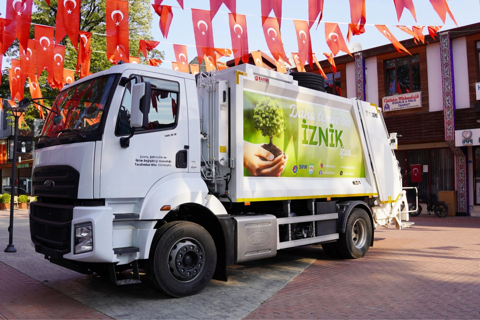 Bursa İznik’e bakanlıktan hibe çöp kamyonu