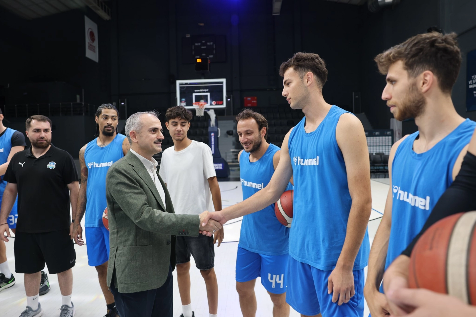 Çayırova basketbol takımına Başkan Çiftçi’den ziyaret