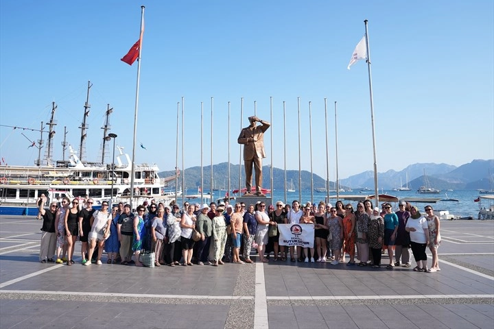 Denizli’de yüzme öğrenen kadınlar Marmaris’te denizle buluştu