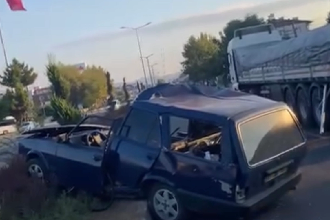 Düzce’de otomobil tıra çarptı!