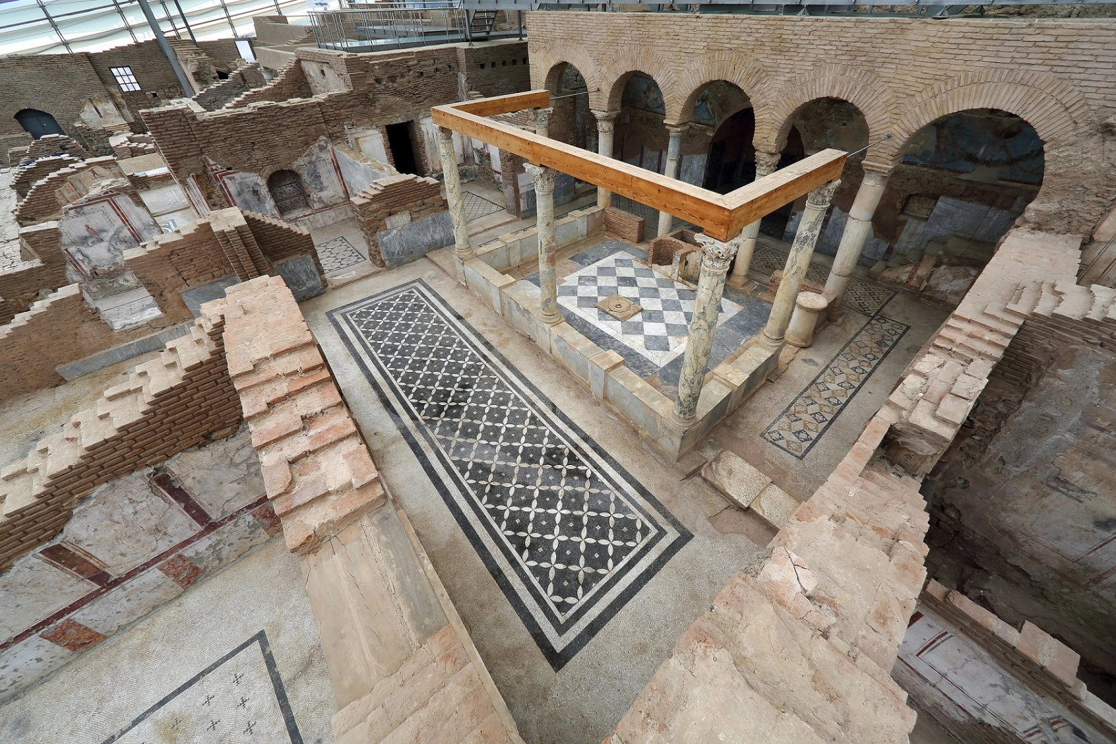 Efes’in simge yapılarından Yamaçevler restorasyonda