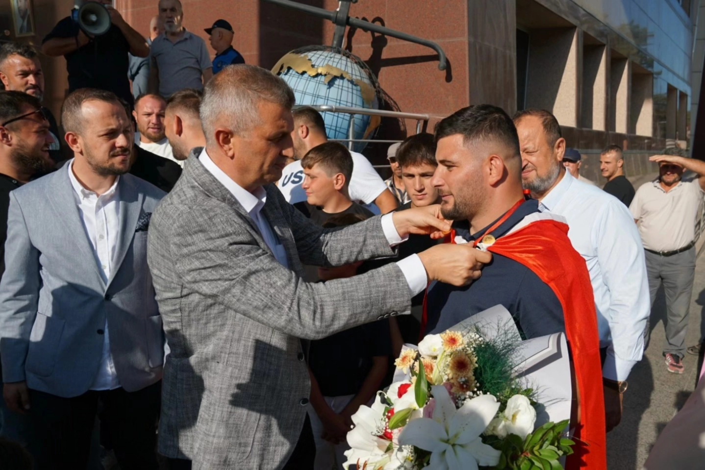 Gölcük Belediyesi başpehlivanına kutlama