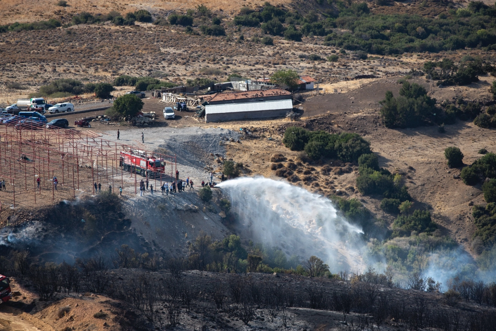 İzmir Aliağa ve Menderes’teki yangınlar kontrol altında