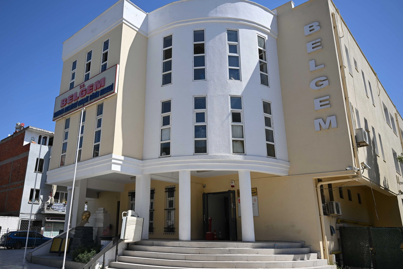 İzmir Bornova’dan 2 bin öğrenciye ücretsiz eğitim desteği