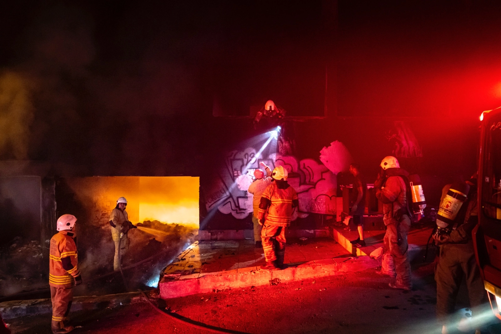 İzmir İtfaiyesi Konak’taki yangında iki kişiyi kurtardı