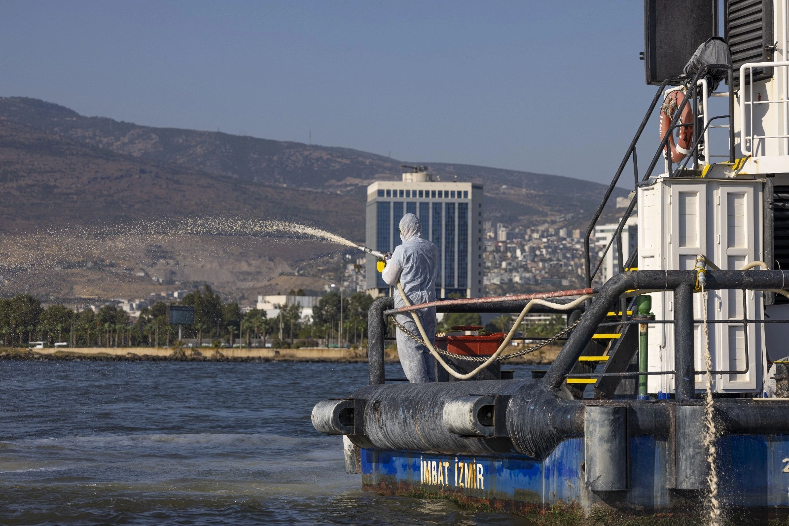 İzmir Körfezi’nde ‘modifiye kil’ devrede