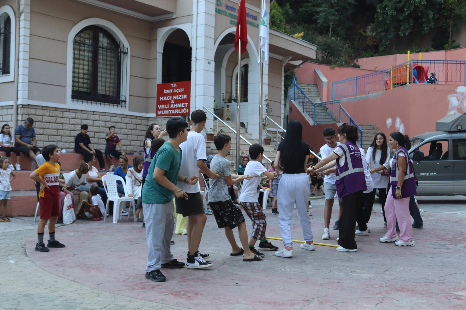 İzmit’in mahallelerinde geleneksel şenlikte binlerce çocuk buluştu