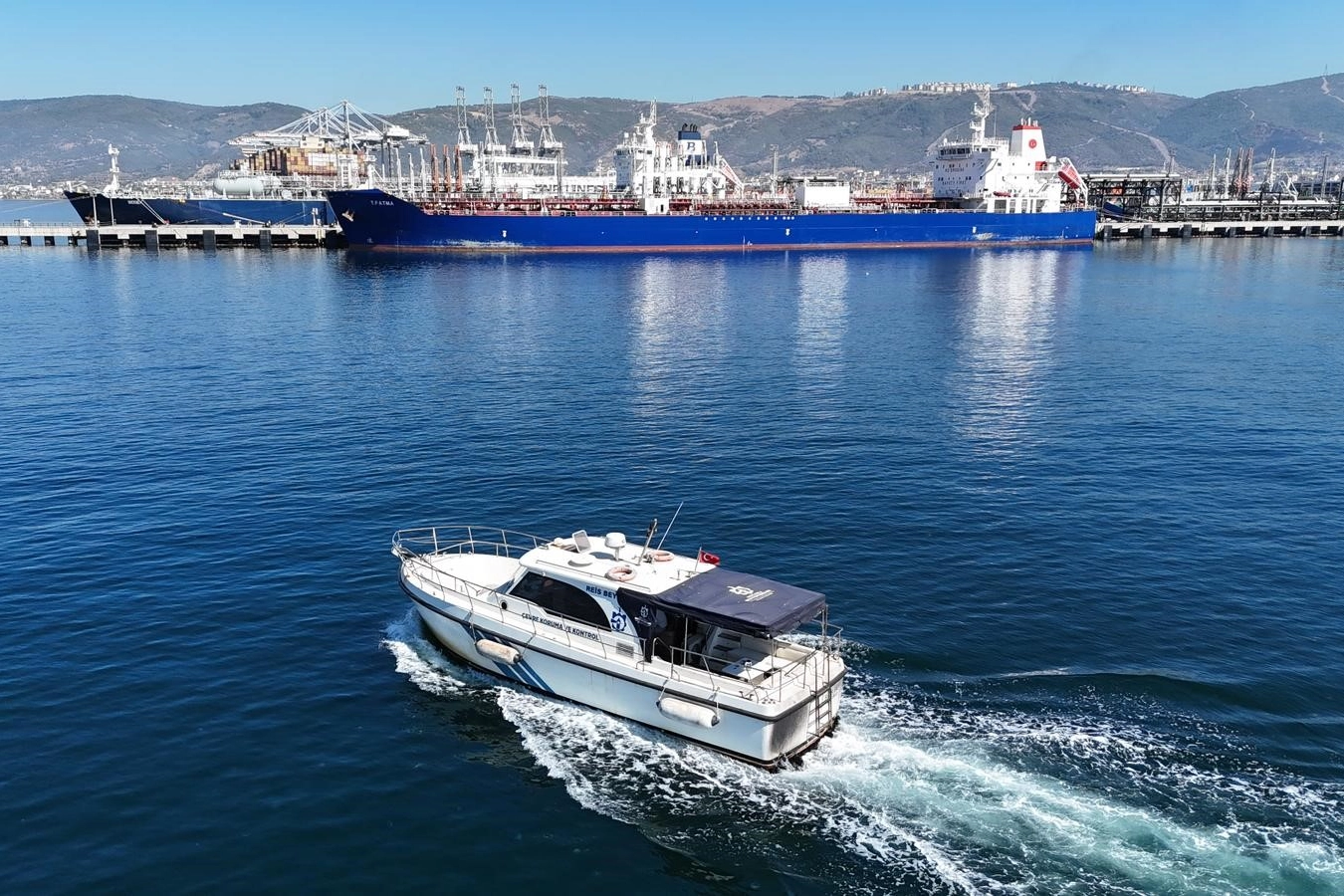 İzmit Körfezi’nde denizi kirleten gemiye suçüstü!