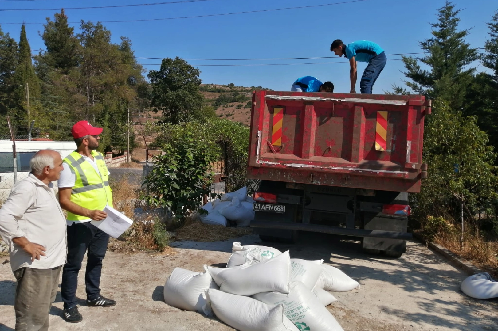 Kocaeli Büyükşehir’den üreticiye tavuk yemi ve ekipman desteği