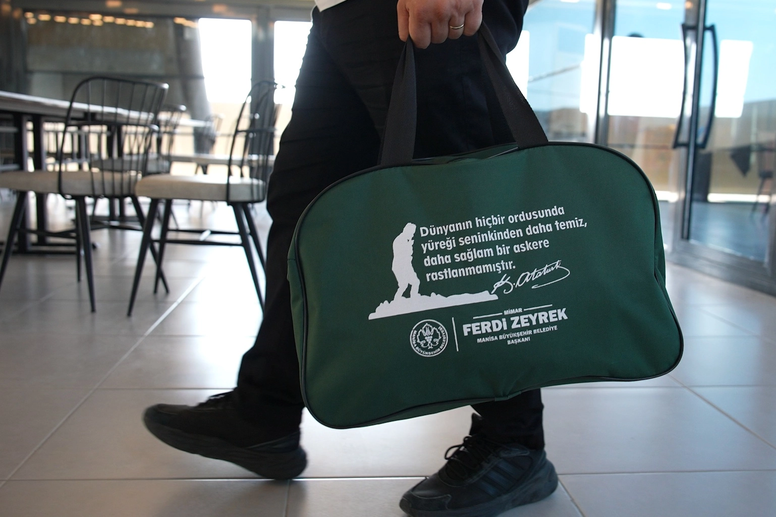 Manisa’dan gençlere ‘asker çantası’ desteği