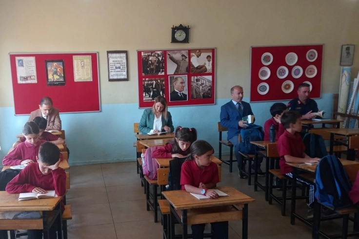 Bilecik Pazaryeri’nde protokol öğrencilerle birlikte kitap okudu