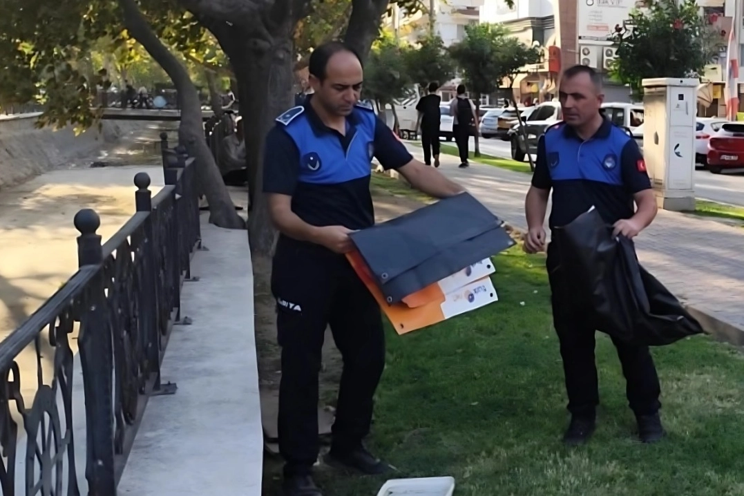 Bursa Gemlik’te izinsiz afişlere Zabıta müdahalesi