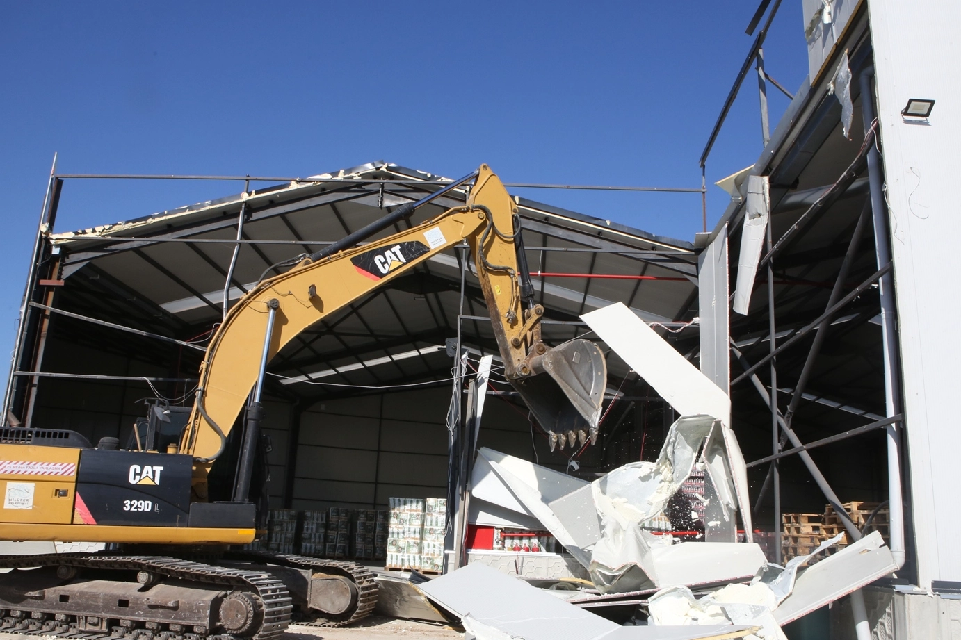 Bursa Nilüfer Belediyesi, Başköy’de ruhsatsız depoyu yıktı