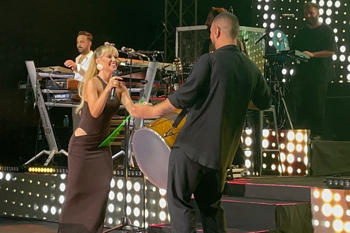 Derya Uluğ şarkısını ‘milli’lere ithaf etti