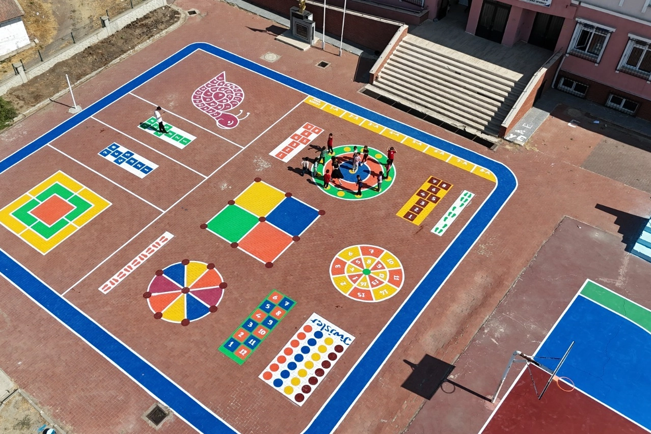 Edirne Uzunköprü’de Harmanlı’da muhtardan öğrencilere jest