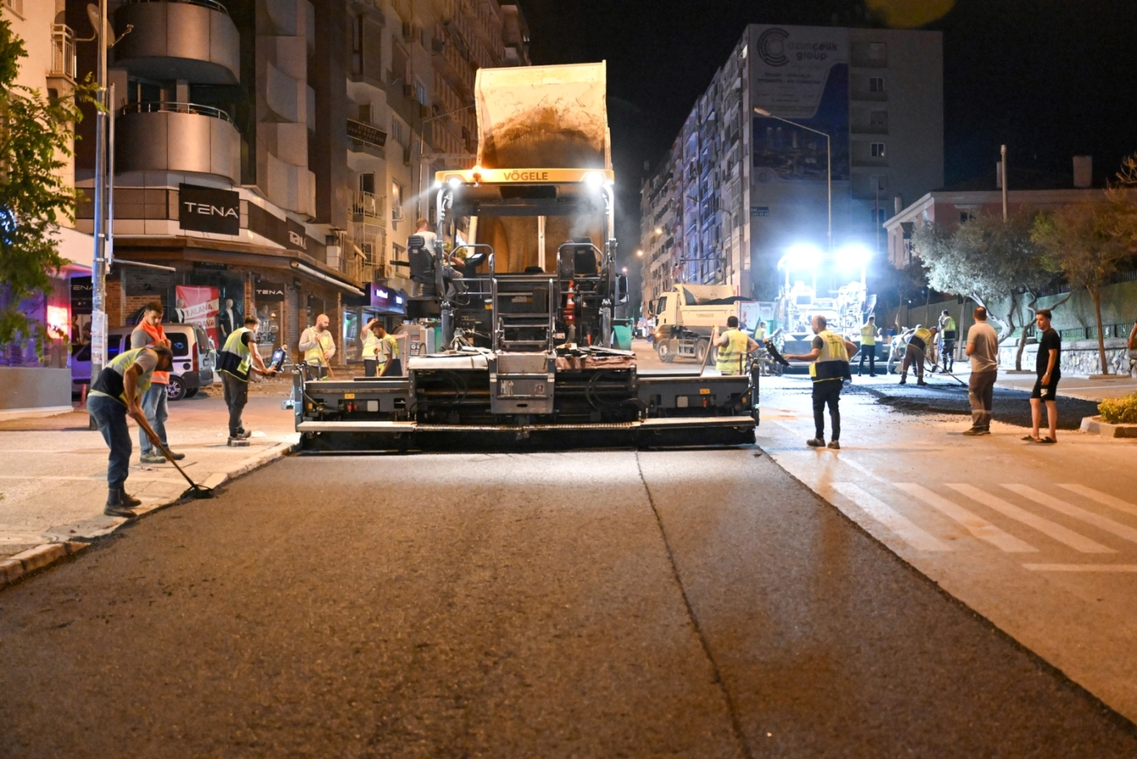 İzmir Bornova’da Mustafa Kemal Caddesi’nde gece mesaisi
