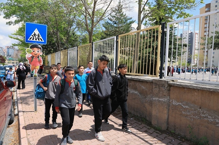 Kayseri Talas’ta sevimli ve güvenli okul geçitleri
