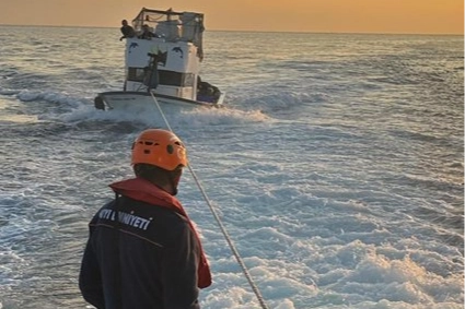 Lapseki’de sürüklenen tekne kurtarıldı
