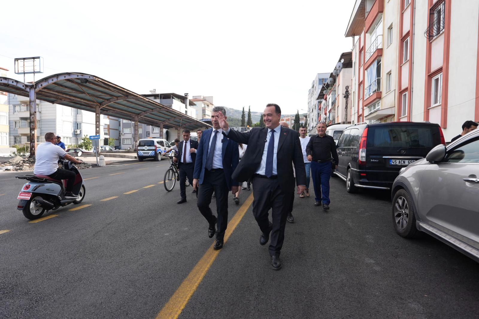 Manisa Soma’ya Başkan Dutlulu’dan asfalt sonrası ziyaret