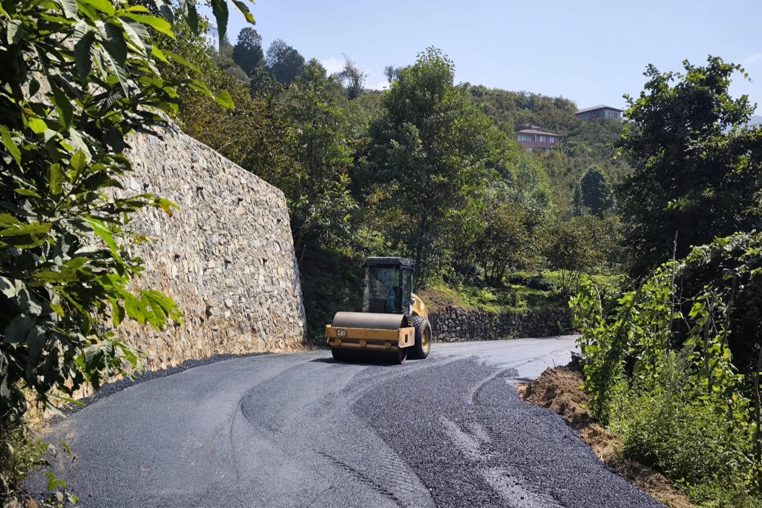 Trabzon’un 18 ilçesinde yollar yenileniyor