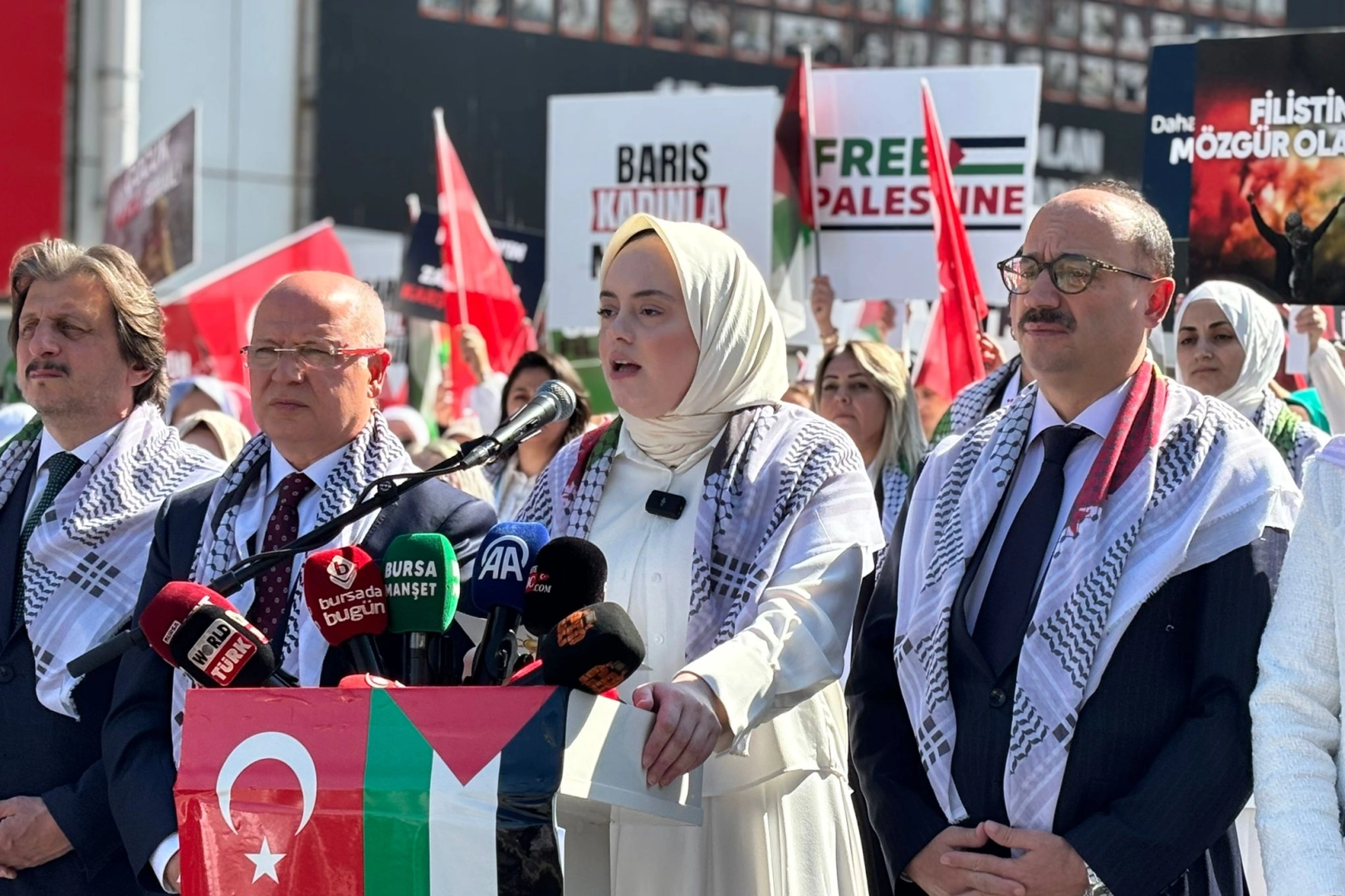 AK Parti Kadın Kolları’ndan 81 ilde ‘Gazze İçin Sessiz Çığlık’