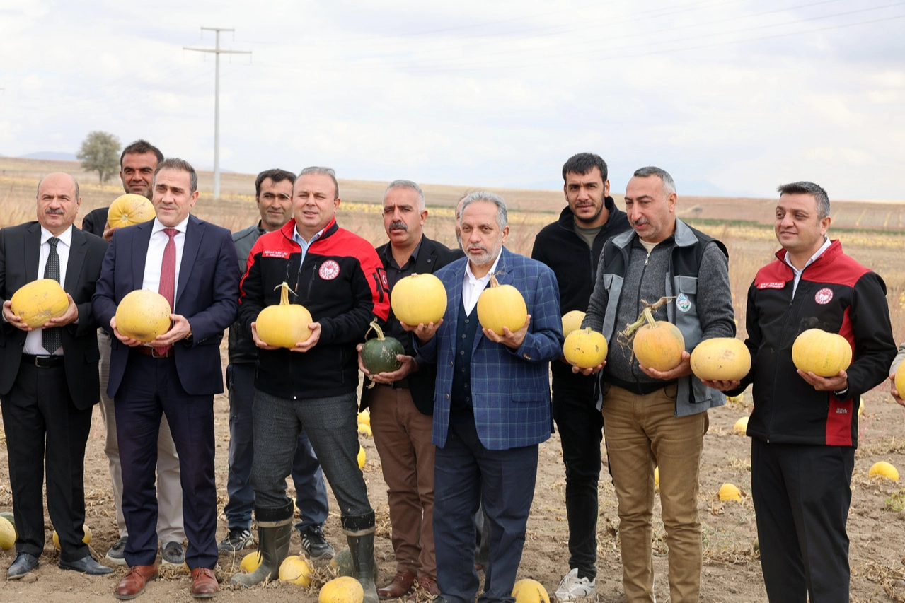 Birinci olan Kayseri Talaslı çiftçiye Başkan Yalçın’dan tebrik