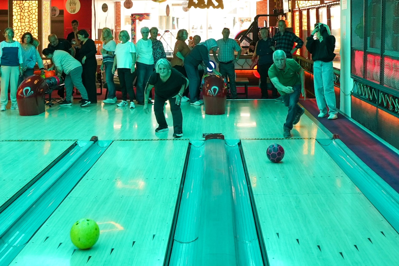 İstanbul Maltepe’de Yaşlılar Günü’nde bowling eğlencesi